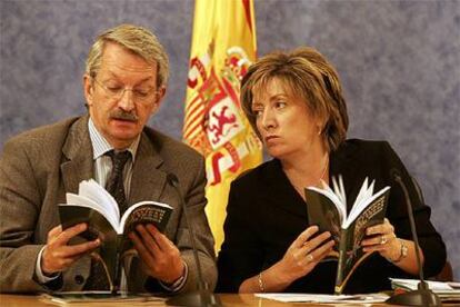 La ministra de Educación, María Jesús San Segundo, y el secretario general de Educación, Alejandro Tiana.