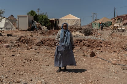 Un año después del violento terremoto que causó casi 3.000 muertos y devastó la región del Alto Atlas de Marruecos, las cicatrices del desastre permanecen en el paisaje y en las vidas de los afectados. En el pueblo de Imi N'ougarzi, a unos 15 kilómetros del epicentro, la situación es particularmente desalentadora. Un ejemplo es el de Fatima (88 años), que perdió su hogar en el terremoto y que, como muchos otros, ha estado esperando ayudas que no llegan. “No tengo nada, solo la esperanza de que algún día podré volver a tener una casa”, comenta.