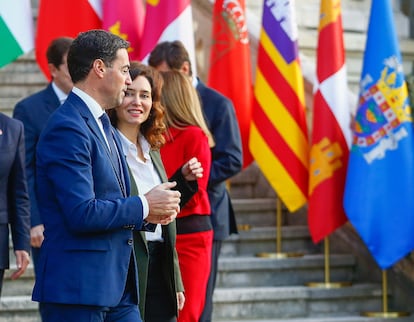 El lehendakari vasco, Imanol Pradales, junto a la presidenta de la Comunidad Autónoma de Madrid, Isabel Díaz Ayuso. 