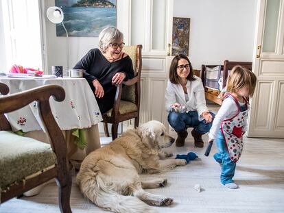 Garazi Olaziregi, con su hija, Ada, y su madre, Piedad, en casa de esta, donde pasaron el confinamiento, en Madrid.