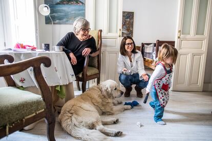 Garazi Olaziregi, con su hija, Ada, y su madre, Piedad, en casa de esta, donde pasaron el confinamiento, en Madrid.