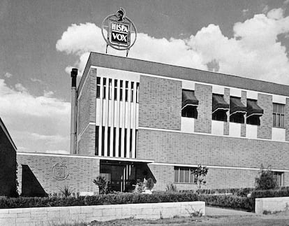 Vista de la fachada principal del edificio de estudios construido en 1963.  A la izquierda estaba el edificio de oficinas que se construyó años después.
