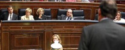 José Luis Rodríguez Zapatero y sus vicepresidentes, María Teresa Fernández de la Vega, Elena Salgado y Manuel Chaves, escuchan a Mariano Rajoy (de espaldas) en el Congreso.