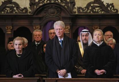 Madeleine Albright, Bill Clinton y Hillary Clinton, en el funeral de estado por Vaclav Havel en Praga. 