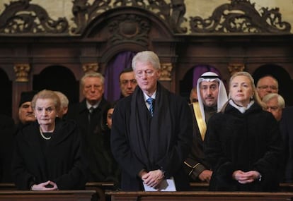 Madeleine Albright, Bill Clinton y Hillary Clinton, en el funeral de estado por Vaclav Havel en Praga. 