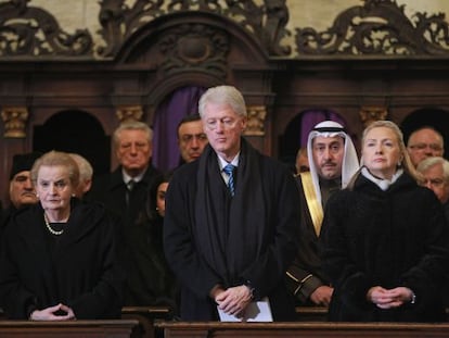 Madeleine Albright, Bill Clinton y Hillary Clinton, en el funeral de estado por Vaclav Havel en Praga. 