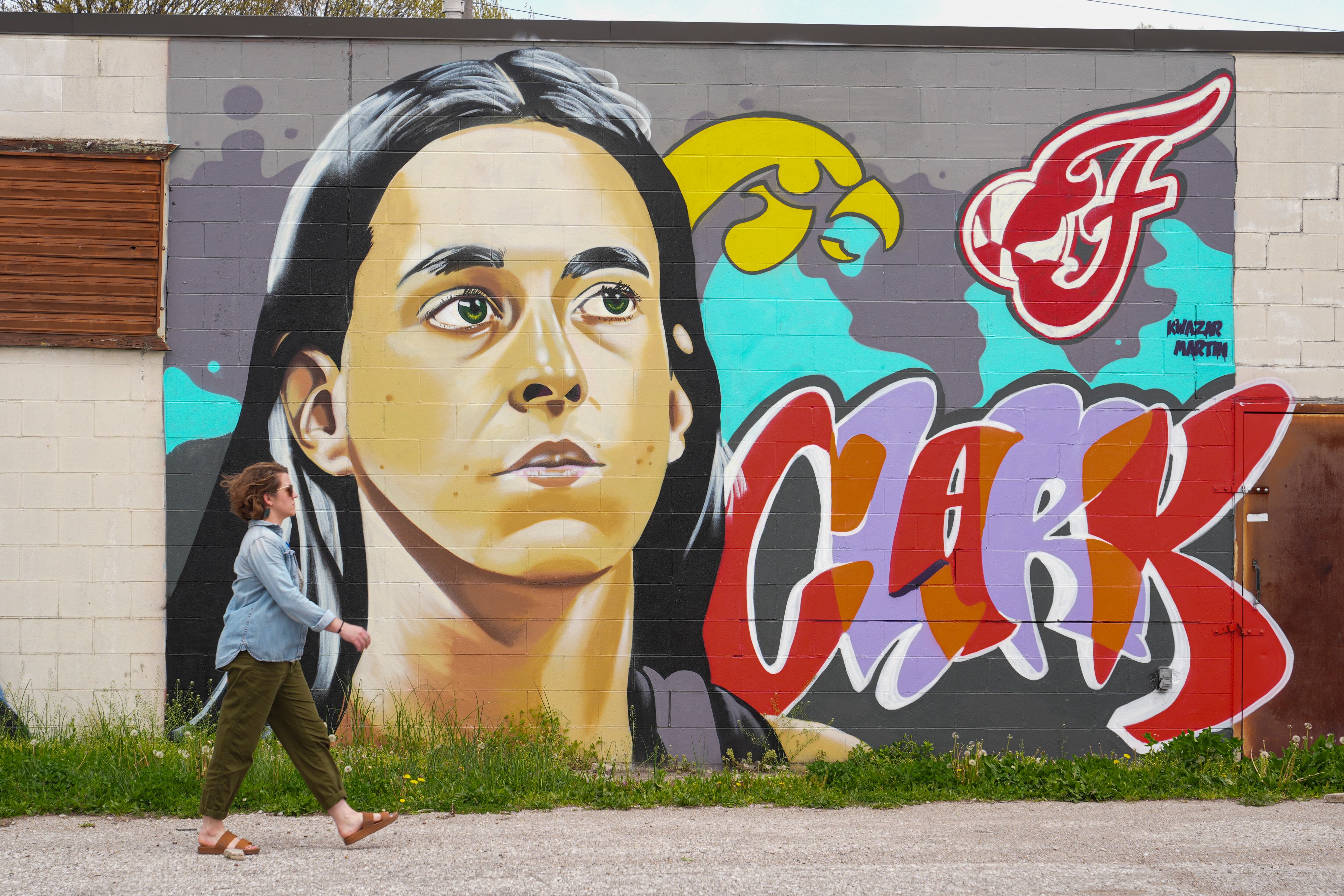 Un mural del artista Kwazar Martin con la imagen de Caitlin Clark en la zona oeste de Indianápolis.