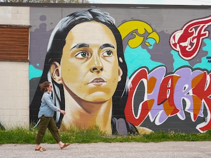 Una pintada con la cara de la baloncestista Caitlin Clark en Indianápolis, en Indiana (EE UU), donde va a jugar en el equipo de baloncesto profesional de la ciudad.