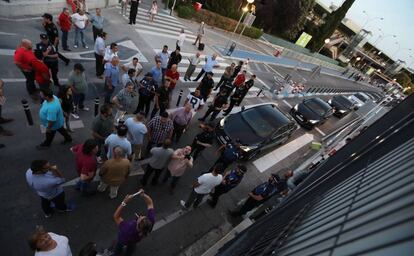 Policías y taxistas discuten en el aeropuerto de Barajas.