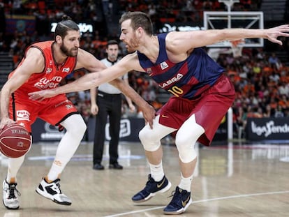 Claver trata de quitarle el balón a Diot.