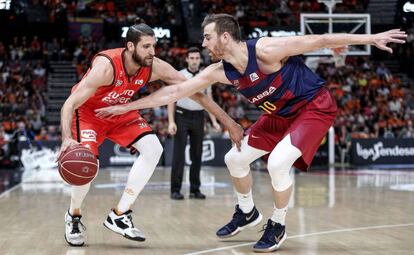 Claver trata de quitarle el balón a Diot.