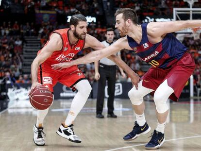 Claver trata de quitarle el balón a Diot.