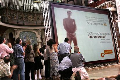 Presentación de Albert Rivera como candidato de Ciutadans a las elecciones autónomicas, en septiembre de 2006. En la campaña se utilizó como propaganda la famosa fotografía de Rivera desnudo.