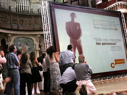 Presentación de Albert Rivera como candidato de Ciutadans a las elecciones autónomicas, en septiembre de 2006. En la campaña se utilizó como propaganda la famosa fotografía de Rivera desnudo.