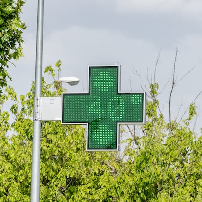 Una señal de farmacia indica la temperatura, durante un episodio de calor “extraordinario”, a 31 de mayo de 2025, en Madrid (España). Según la Agencia Estatal de Meteorología (AEMET), desde el miércoles 29 de mayo hasta mañana, domingo 1 de junio, la capital está registrando máximas que superan los 35 º C, algo muy poco habitual para estas fechas y que podría batir el récord histórico de temperatura máxima en mayo, fijado en 35,5 º C en el observatorio de El Retiro.
31 MAYO 2025;AEMET;CLIMA;CALOR;TIEMPO;CALIMA;TIEMPO;TEMPERATURA;
Ricardo Rubio / Europa Press
31/05/2025