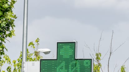 Una señal de farmacia indica la temperatura, durante un episodio de calor “extraordinario”, a 31 de mayo de 2025, en Madrid (España). Según la Agencia Estatal de Meteorología (AEMET), desde el miércoles 29 de mayo hasta mañana, domingo 1 de junio, la capital está registrando máximas que superan los 35 º C, algo muy poco habitual para estas fechas y que podría batir el récord histórico de temperatura máxima en mayo, fijado en 35,5 º C en el observatorio de El Retiro.
31 MAYO 2025;AEMET;CLIMA;CALOR;TIEMPO;CALIMA;TIEMPO;TEMPERATURA;
Ricardo Rubio / Europa Press
31/05/2025