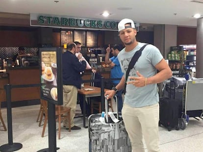 Yulieski Gourriel en el aeropuerto de Miami.