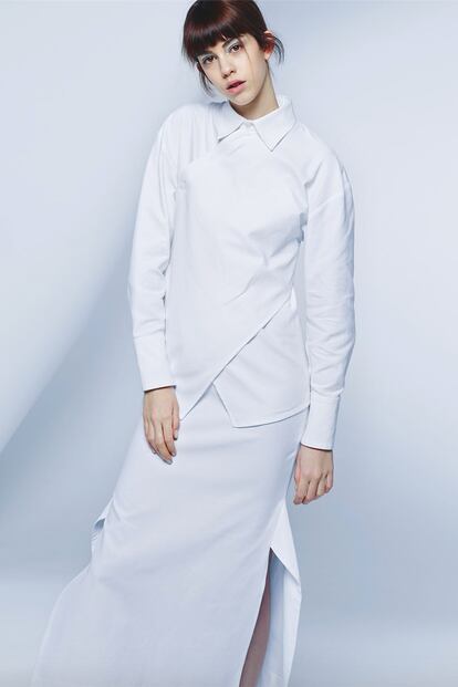 La modelo española revelación del año lleva camisa (945 €) y falda (725 €) de STELLA MCCARTNEY.