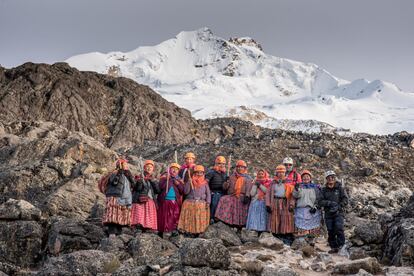 El grupo de cholitas escaladoras, durante su primera ascensión al Huayna Potosi, en diciembre 2015.