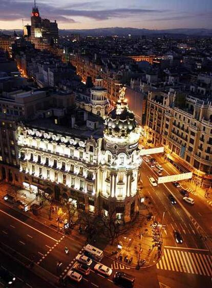 La iluminación navideña de la ciudad se contempla desde la altura.