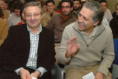 José Blanco y Diego López Garrido, durante la apertura de la reunión del Comité de las Juventudes Socialistas.