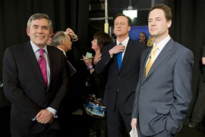 De izquierda a derecha, Gordon Brown, David Cameron y Nick Clegg, momentos antes del primer debate televisado, el pasado 15 de abril.
