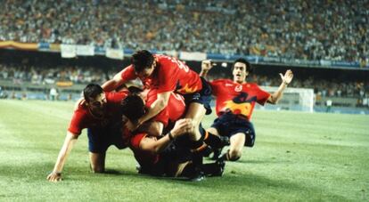 Los jugadores espa&ntilde;oles celebran uno de los dos goles de Kiko en la final.