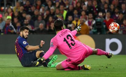 Luis Suárez anota el primer tanto del partido entre el Barcelona y el Liverpool.