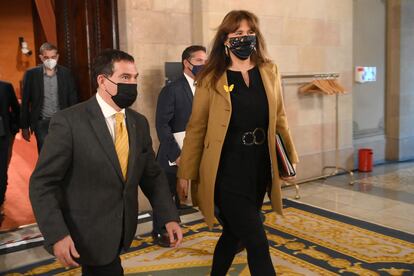 Jaume Alonso-Cuevillas junto con la presidenta del Parlament, Laura Borràs, en la cámara catalana.