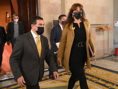 Jaume Alonso-Cuevillas junto con la presidenta del Parlament, Laura Borràs, en la cámara catalana.