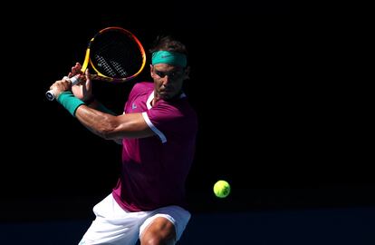 Nadal golpea de revés durante el partido contra Mannarino, este domingo en la Rod Laver Arena de Melbourne.