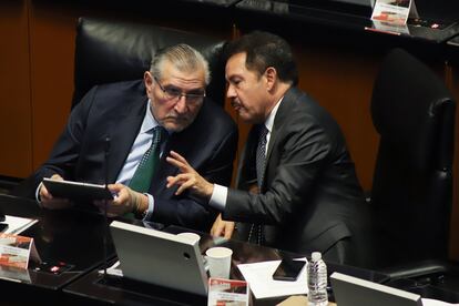 Adán Augusto López e Ignacio Mier en el Senado de la República, en Ciudad de México, el 6 de noviembre de 2024.