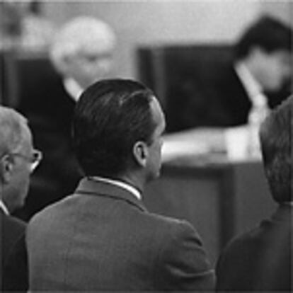 Conde, sentado en el banquillo de los acusados del &#39;caso Banesto&#39; entre Sitges (a la izquierda) y Lasarte (a la derecha), durante la sesión del juicio que comenzó ayer