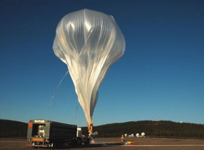 El globo estratosférico con el que vuela el telescopio 'Sunrise' durante la fase de hinchado