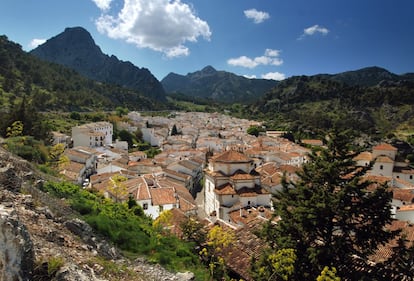 Nestled in the heart of the Sierra de Grazalema natural park, the architectural jewel of this picturesque white village is the baroque-style Nuestra Señora de la Aurora church. Its town center has been declared a site of historical interest. More information: cadizturismo.com