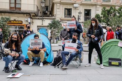 Trabajadores del ocio nocturno frente al Palau de la Generalitat de Valencia reclamando ayudas, el 27 de abril de 2021.