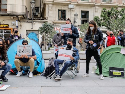 Trabajadores del ocio nocturno frente al Palau de la Generalitat de Valencia reclamando ayudas, el 27 de abril de 2021.