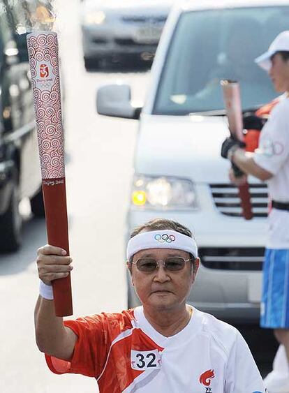 El portador de la antorcha olímpica en su recorrido por Tailandia.