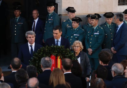 El presidente del Gobierno, Pedro Sánchez (2i), el jefe del Ejecutivo madrileño, Ángel Garrido (i), y la alcaldesa de la capital, Manuela Carmena, han depositado una corona de laurel en la Puerta del Sol en recuerdo a las víctimas en los atentados del 11-M.