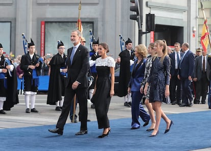 Los reyes Felipe VI y Letizia, la princesa Leonor, la infanta Sofía y la reina Sofía se dirigen hacia el Teatro Campoamor de Oviedo. 
