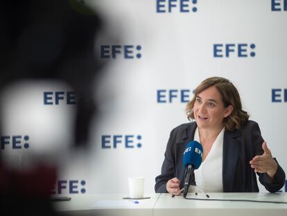 La exalcaldesa de Barcelona y líder de los comunes, Ada Colau, durante la entrevista con la agencia EFE este domingo.