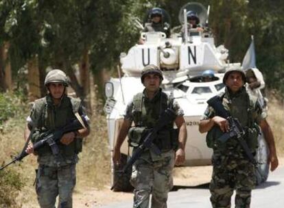 Soldados libaneses patrullan por las calles del sur del país acompañados por un blindado de la ONU.