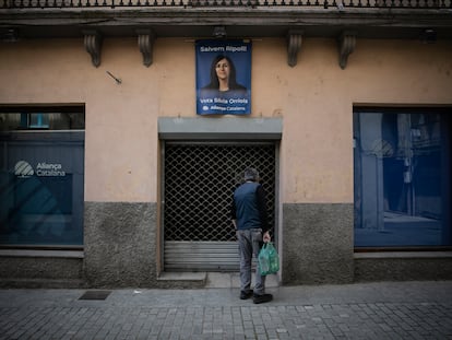 Un cartel electoral de Aliança Catalana, el partido de ultraderecha liderado por Sílvia Orriols, en Ripoll.