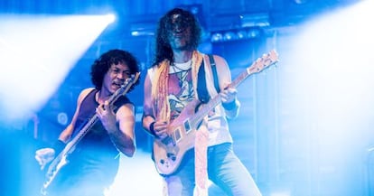 Miguel Colino e Iñaki Anton de Extremoduro durante su concierto en el Palau Sant Jordi.