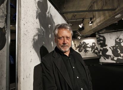 Vicente Peris, ayer, ante algunas de sus obras en la estación de Metro de Colón, en Valencia.