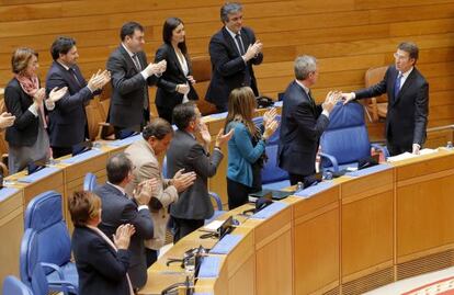 Los diputados del PP aplauden el discurso de Feij&oacute;o 