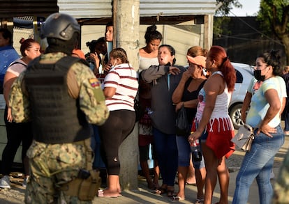Familiares de presos amotinados esperan noticias fuera de la Penitenciaría del Litoral, el Guayaquil, el 14 de abril de 2023.