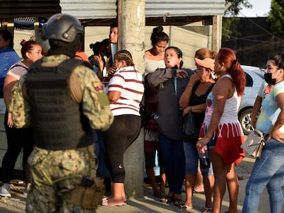 Familiares de presos amotinados esperan noticias fuera de la Penitenciaría del Litoral, el Guayaquil, el 14 de abril de 2023.