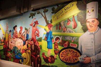 El mural del artista Sergio Mora retrata a los chefs responsables de Mercado Little Spain.