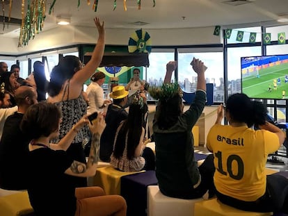 Empresas disponibilizaram TVs para funcionários assistirem aos jogos da Copa no Brasil.